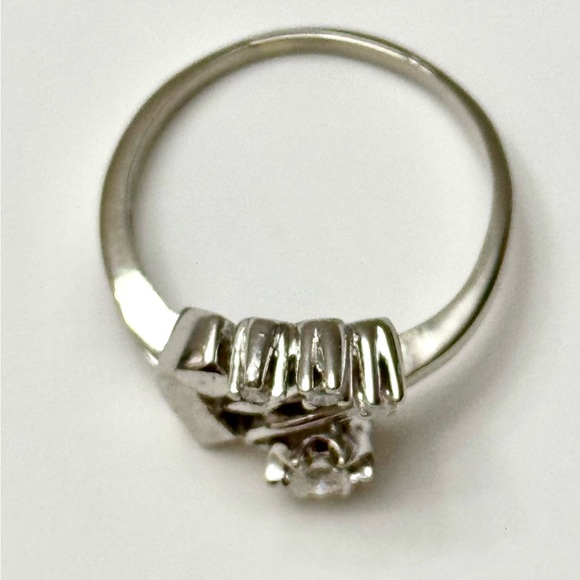 14kt White Gold and Diamond Estate Ring - Picture 2 of 5